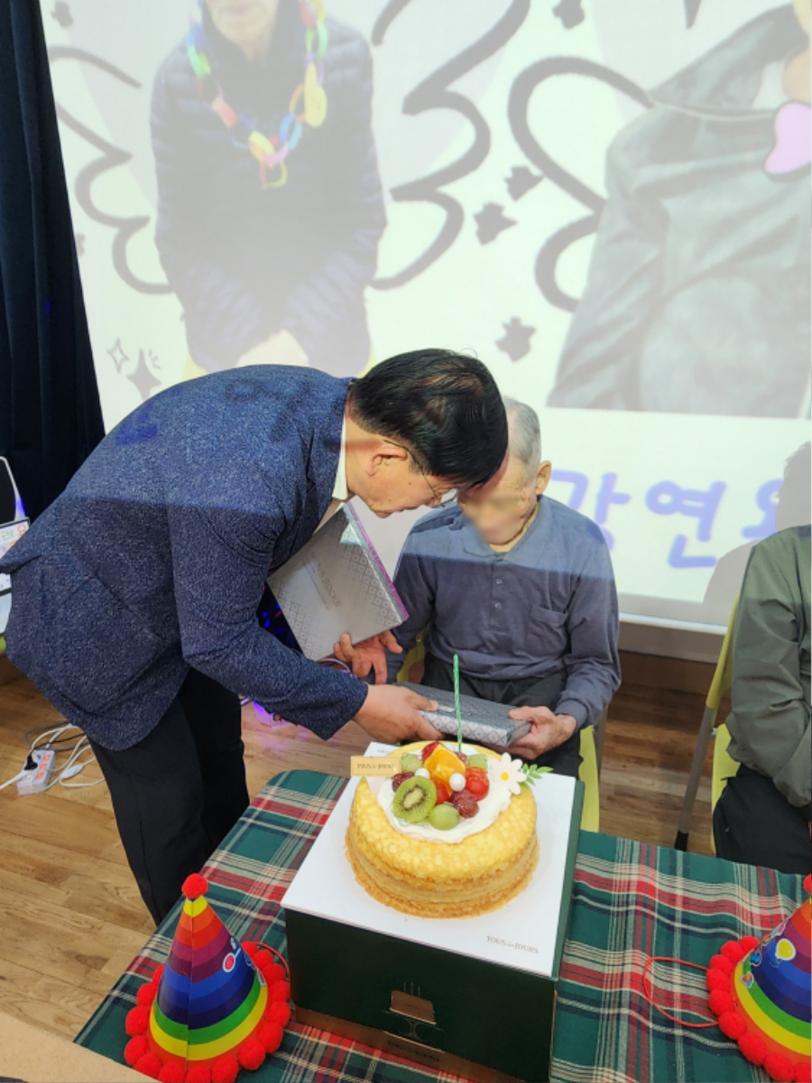 선물전달1.jpg