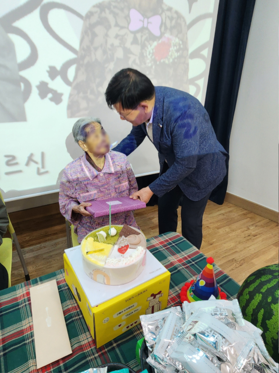 선물전달2.jpg