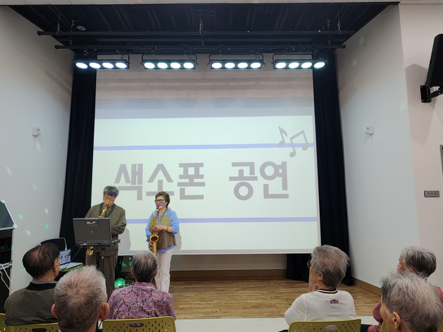 색소폰 공연.jpg
