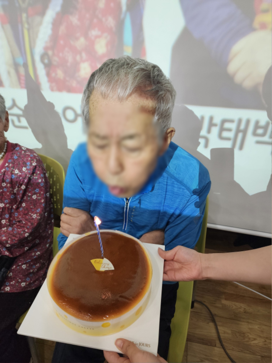 어르신 촛불끄기 3.jpg