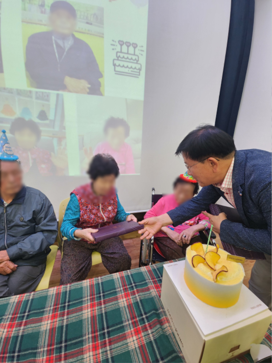 선물전달 모자이크1.jpg