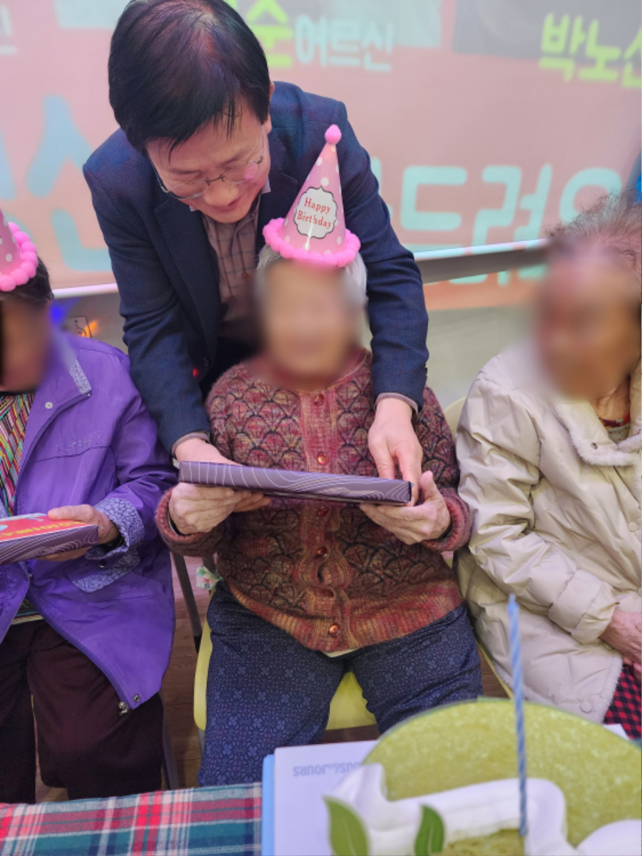 박양하어르신 선물전달모자이크1.jpg