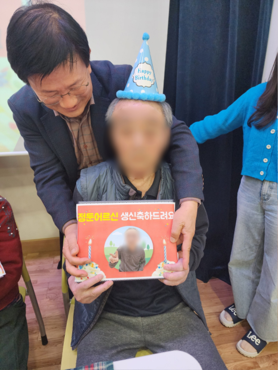 황정둔어르신 선물전달 모자이크12.jpg