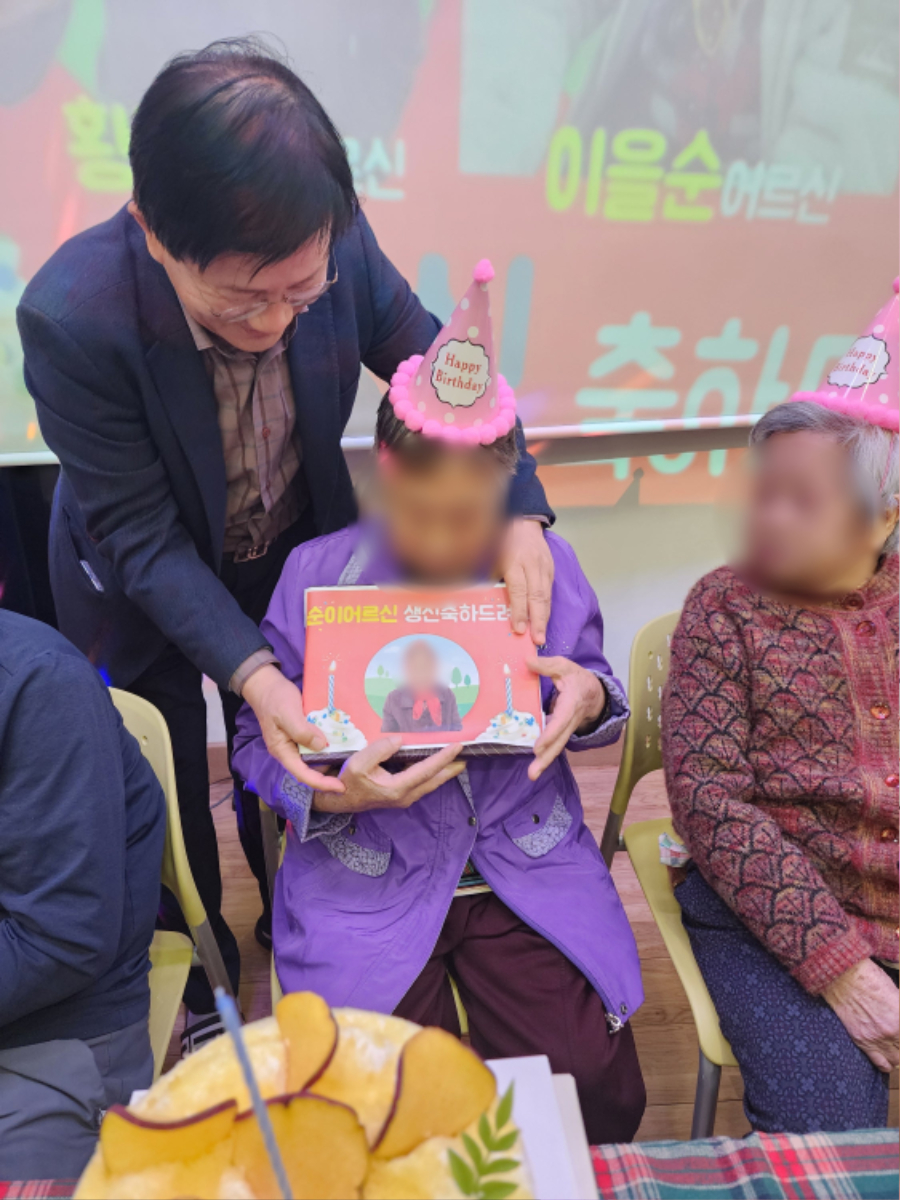 한순이어르신 선물전달.jpg