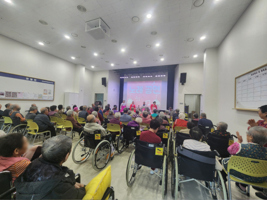 노래공연 단체샷1.jpg