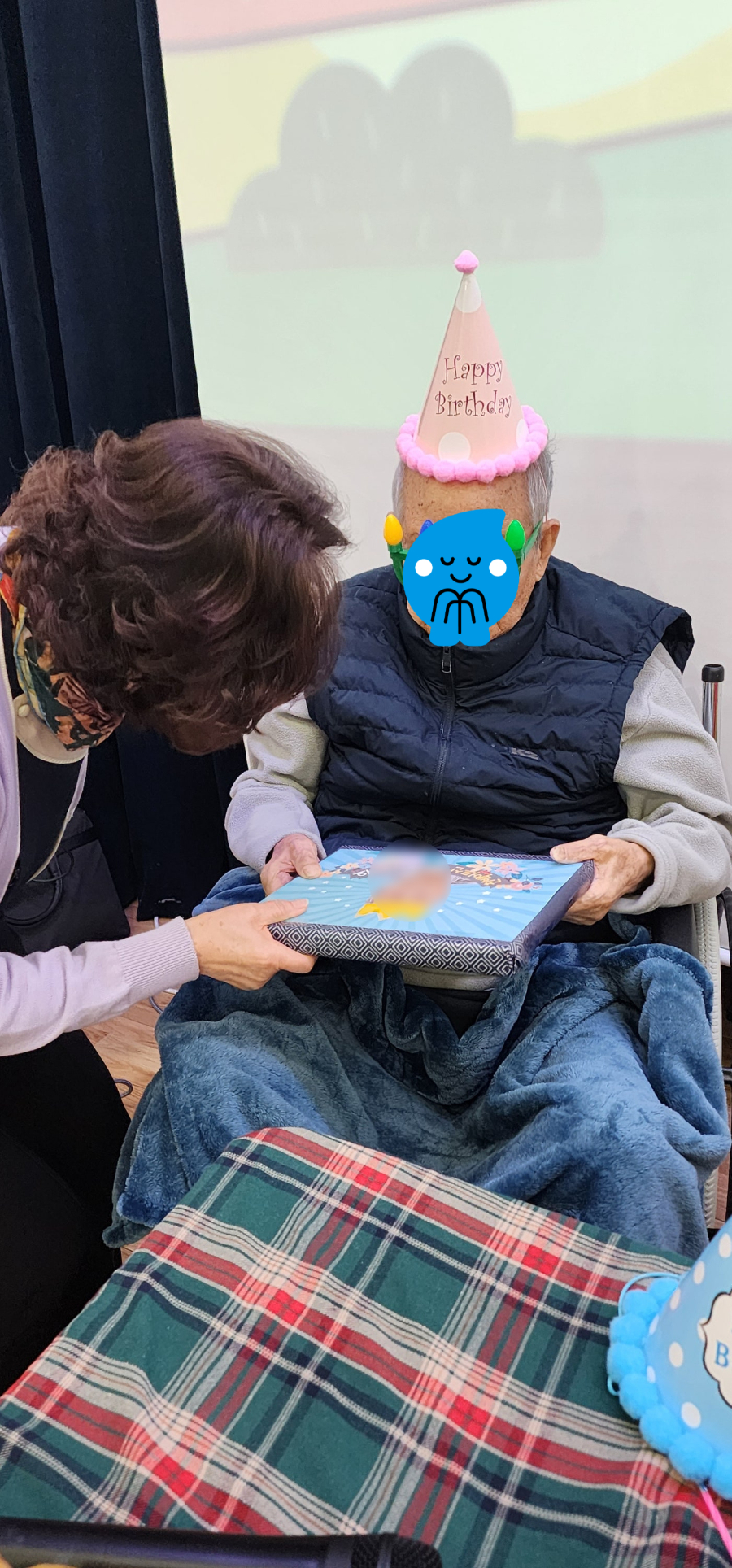 이찬백어르신 선물전달 모자이크1.jpg