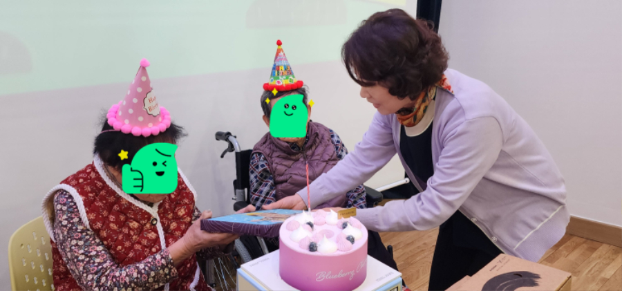 봉자어르신 선물전달 모자이크.jpg