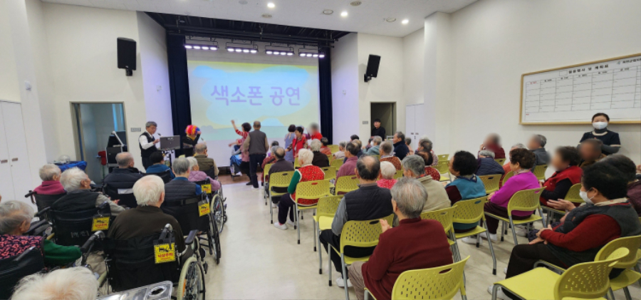 색소폰공연 단체 모자이크1.jpg