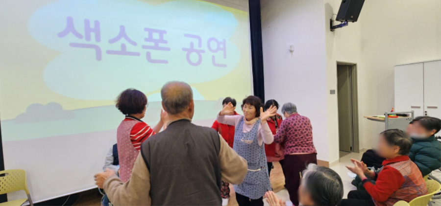 색소폰공연 춤 모자이크1.jpg